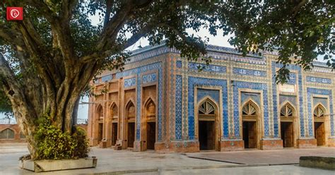  Der Uch Sharif-Schrein: Ein mystisches Juwel islamischer Architektur!