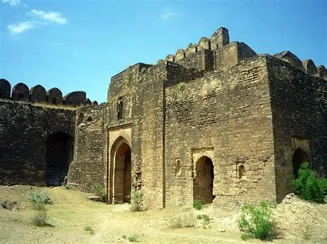 Das Rohtas Fort: Ein steinernes Zeugnis der Geschichte und ein Paradies für Fotografen!