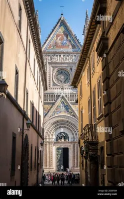 Der Duomo di Orvieto: Ein Meisterwerk der Gotik mit atemberaubender Aussicht!