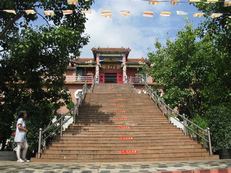  Der Jinshan Tempel:  Ein mystisches Juwel für die Seele und den Fotoapparat!