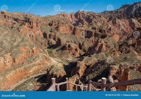  Die Binggou Schluchten: Ein Kaleidoskop der Natur in Zhangye!