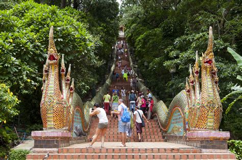 Der Tempel des Phra Ma That Doi Suthep: Ein spiritueller Ausflug mit spektakulären Aussichten!