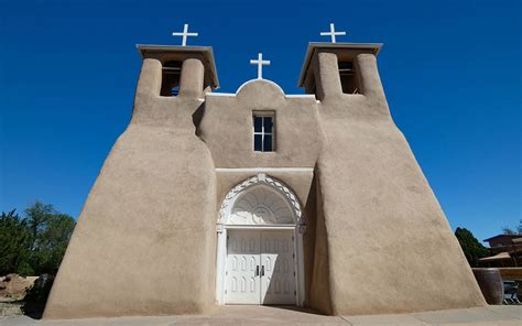 Die Kirche San Francisco de Asís – Ein architektonisches Juwel inmitten von Zipaconas Geschichte!